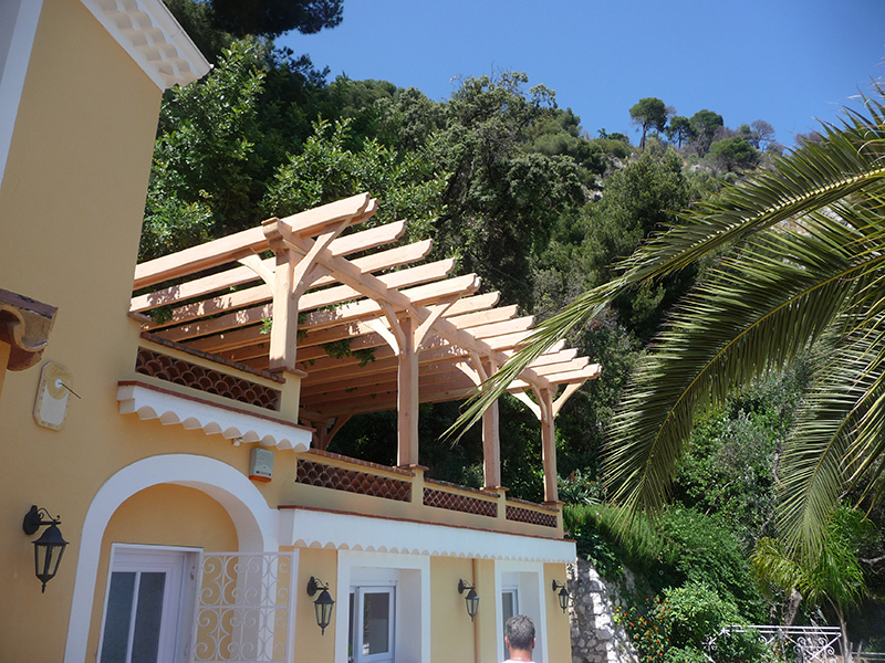 Installation de pergola en bois sur une terrasse près de Mouans-Sartoux