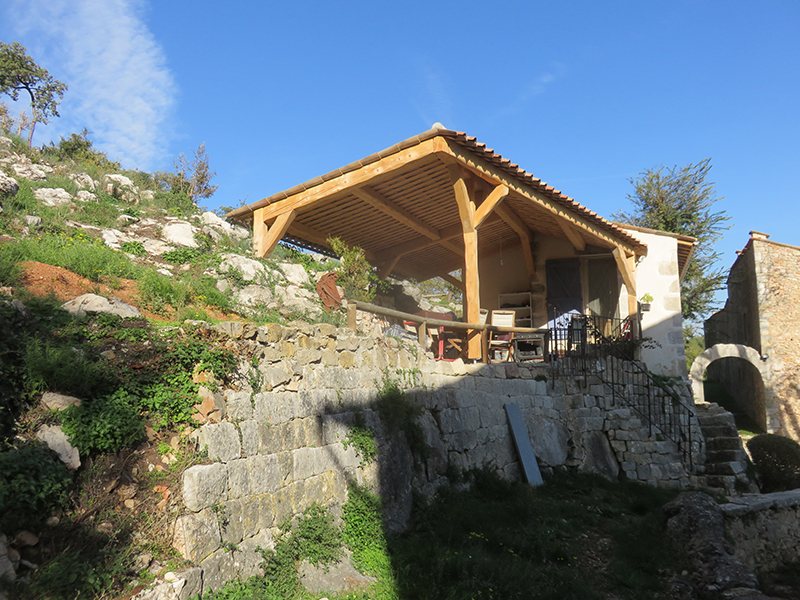 Pose d'auvent en bois pour une terrasse extérieur à Mandelieu-la-Napoule