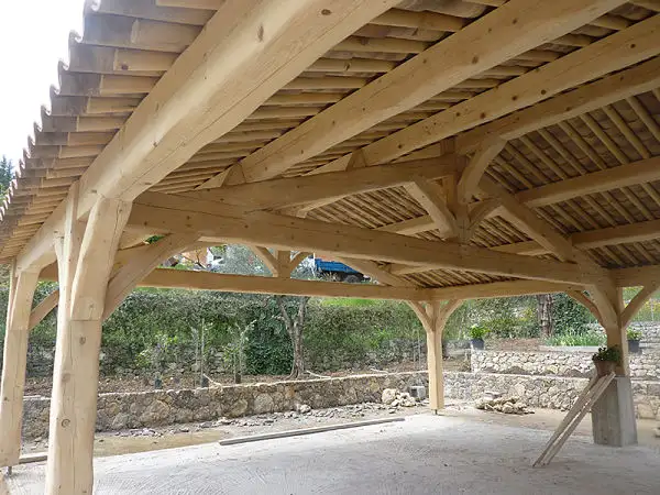 Création d'un abri en bois à Valbonne
